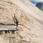 Horolezci si najdou dům v Mountain Side. Pak se podívají dovnitř! ➤ Buzzday.info