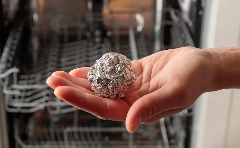 Dlaczego warto używać folii aluminiowej w zmywarce i jakie są tego skutki? ➤ Buzzday.info