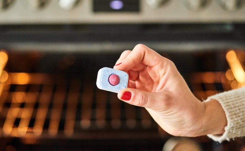 Dlaczego tabletki do zmywarki mogą być przydatne do czyszczenia kuchenki ➤ Buzzday.info