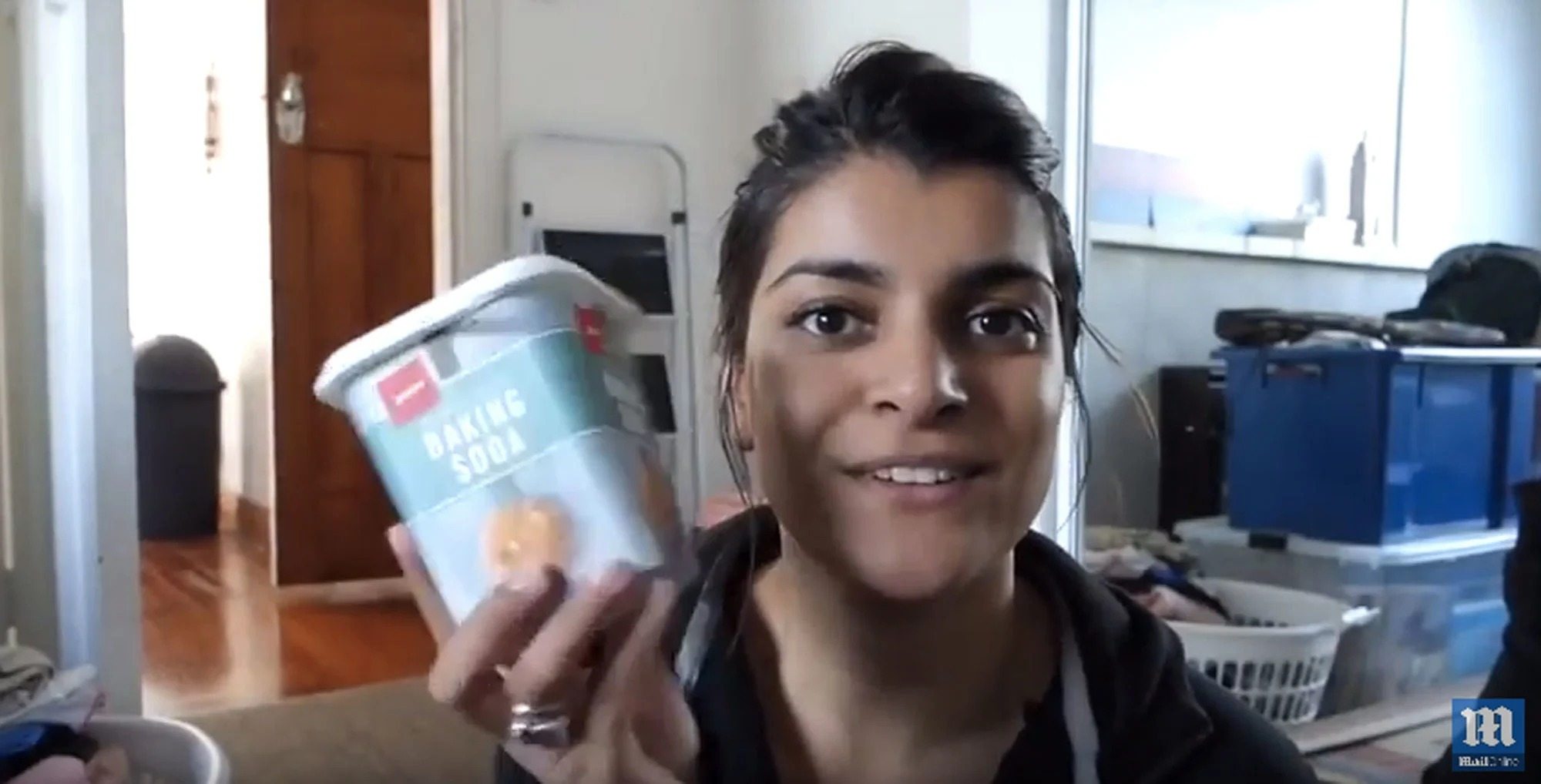 Pomysł użycia sody oczyszczonej do usuwania worków pod oczami jest, delikatnie mówiąc, wątpliwy