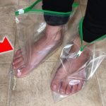Ludzie wkładają stopy do plastikowych toreb – oto dlaczego! ➤ Buzzday.info