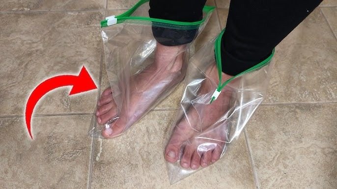 Ludzie wkładają stopy do plastikowych toreb – oto dlaczego! ➤ Buzzday.info