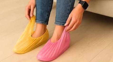 Ludzie wkładają stopy do plastikowych toreb – oto dlaczego!