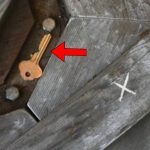 Odkryła stary klucz po śmierci męża — i otworzył on przeszłość, którą ukrywał przez 50 lat ➤ Buzzday.info