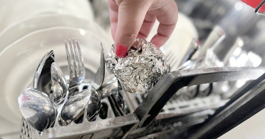 Dlaczego warto używać folii aluminiowej w zmywarce i jakie są tego skutki?