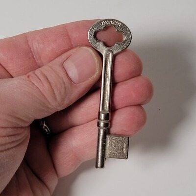 Après la mort de son mari, Sylvana découvrit une vieille clé qui révéla un passé qu’il avait dissimulé pendant cinquante ans