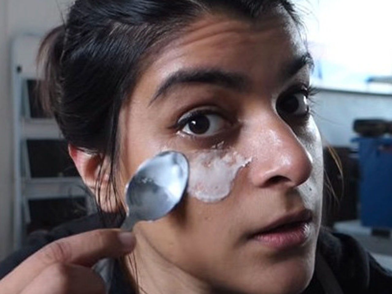 Pomysł użycia sody oczyszczonej do usuwania worków pod oczami jest, delikatnie mówiąc, wątpliwy ➤ Buzzday.info