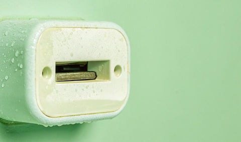 Włożyć kartę SIM do ładowarki? Oto prawda kryjąca się za tym wirusowym „hakiem”