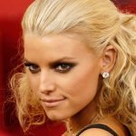 Najbardziej niezręczne wpadki modowe na wizji — i jak gwiazdy sobie z nimi poradziły ➤ Buzzday.info