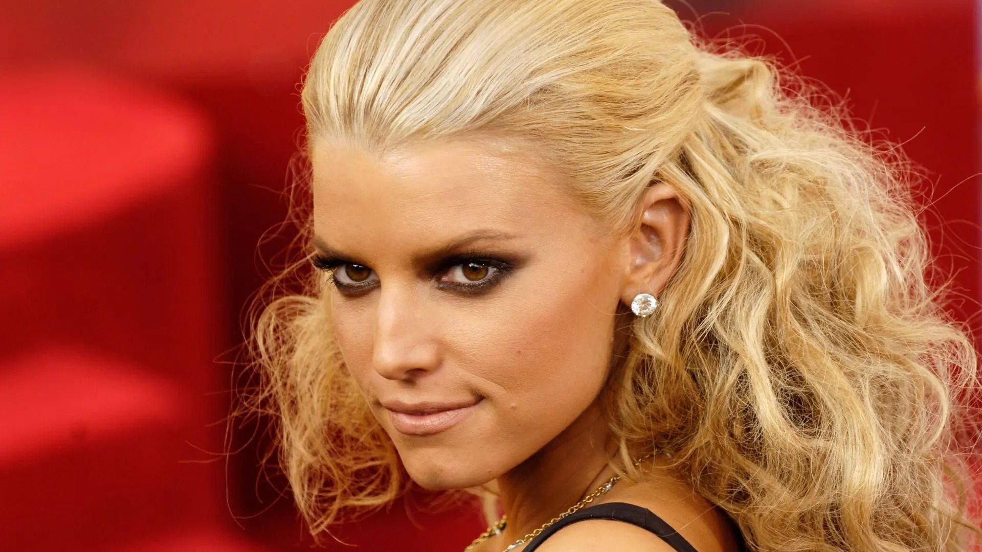 Najbardziej niezręczne wpadki modowe na wizji — i jak gwiazdy sobie z nimi poradziły ➤ Buzzday.info