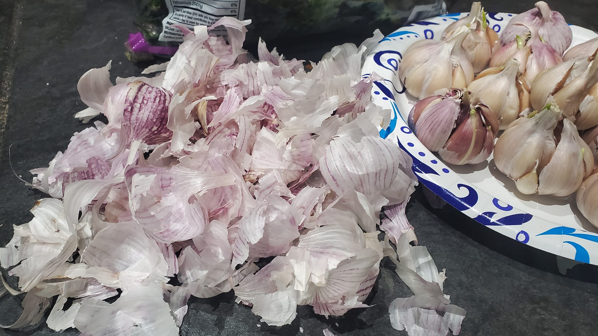 Skórki czosnku są warte swojej wagi w złocie! Wystarczy je raz ugotować – efekty są niesamowite!