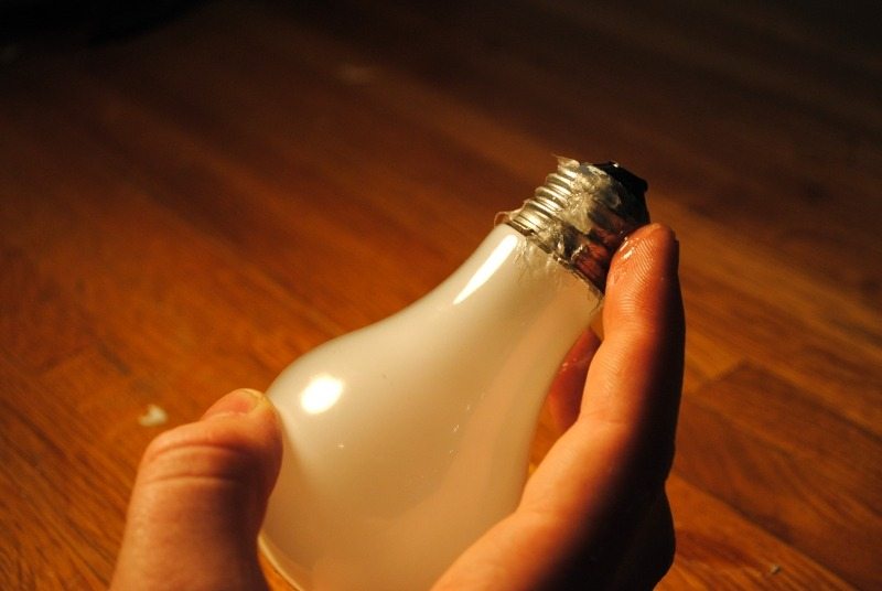 Nałóż wazelinę na podstawę żarówki