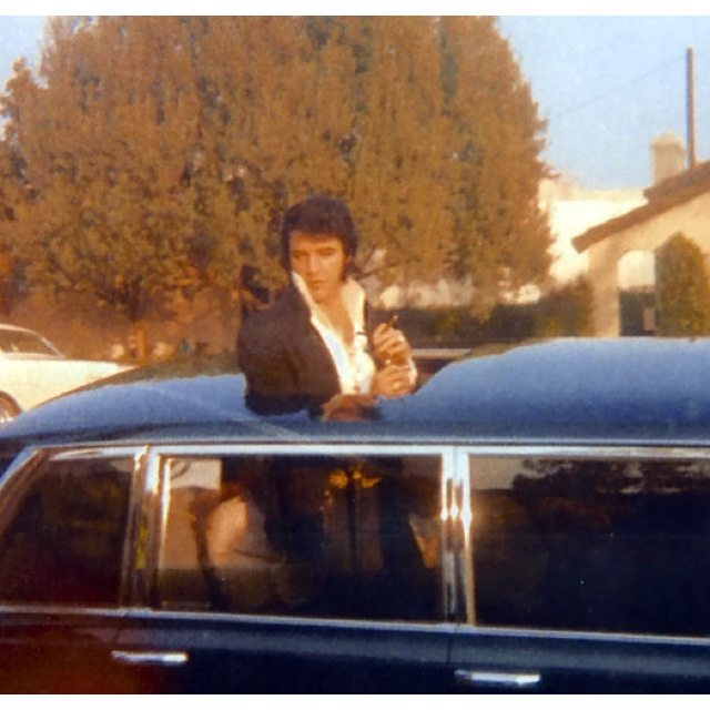 The King of Generosity: The Night Elvis Presley Left a Limousine as a Tip