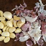 Skórki czosnku są warte swojej wagi w złocie! Wystarczy je raz ugotować – efekty są niesamowite! ➤ Buzzday.info