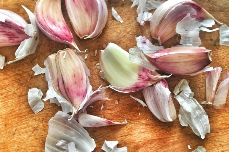 Skórki czosnku są warte swojej wagi w złocie! Wystarczy je raz ugotować – efekty są niesamowite!