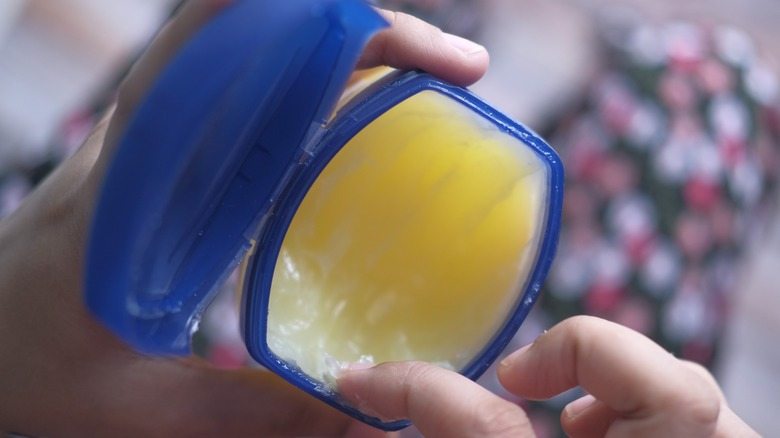 Nałóż wazelinę na podstawę żarówki