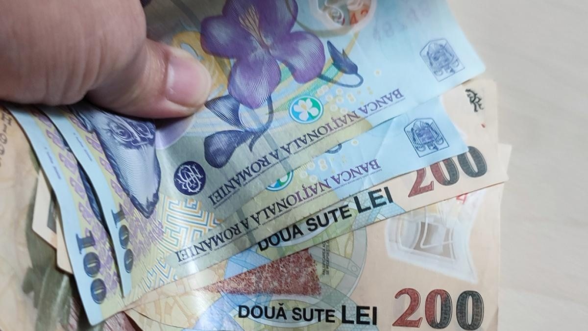 Comisiile parlamentare au aprobat un amendament inițiat de PSD cu sprijinul AUR, care prevede o plată unică de ajutor financiar pensionarilor militari cu venituri sub 3.000 de lei