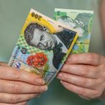 Comisiile parlamentare au aprobat un amendament inițiat de PSD cu sprijinul AUR, care prevede o plată unică de ajutor financiar pensionarilor militari cu venituri sub 3.000 de lei ➤ Buzzday.info