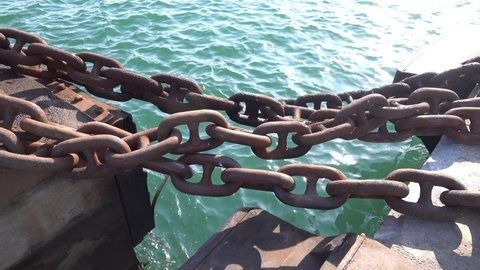 Le pêcheur tomba sur une immense chaîne rouillée ; les habitants le supplièrent de ne pas y toucher