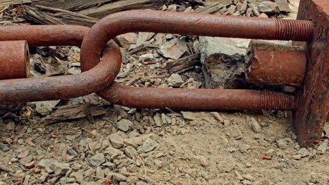 Le pêcheur tomba sur une immense chaîne rouillée ; les habitants le supplièrent de ne pas y toucher