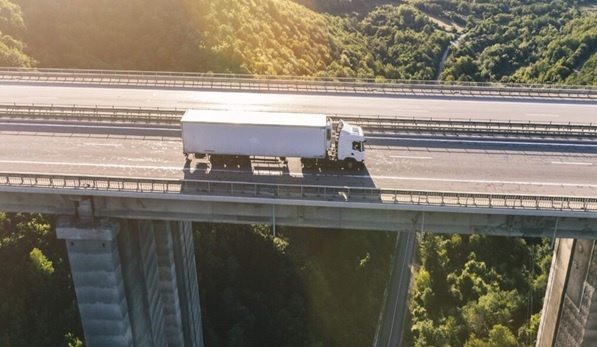 Ciężarówka gubi ładunek na autostradzie, a potem kierowca uświadamia sobie, co się stało…