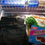 Wkłada parę dżinsów do zamrażarki na noc: zobacz, co się stanie następnego ranka ➤ Buzzday.info