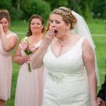 Panna młoda zostawiła puste miejsce dla swojego zmarłego syna… i nie mogła uwierzyć, że ktoś inny je zajął ➤ Buzzday.info