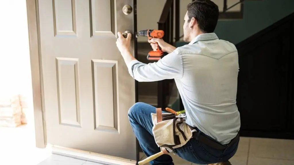 The homeowner noticed a dark stain on the door, and the expert immediately became wary ➤ Buzzday.info