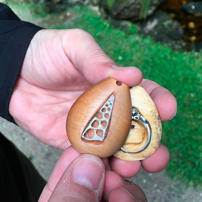 A man gives his girlfriend a necklace – years later, she realizes what’s inside