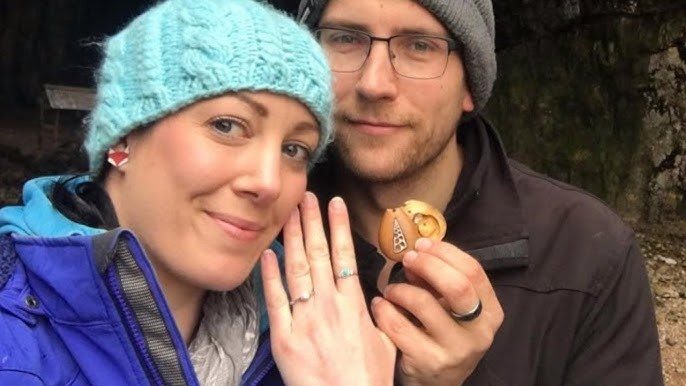 A man gives his girlfriend a necklace – years later, she realizes what’s inside