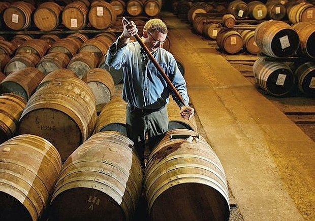 This man transformed an old whiskey vat into a unique home – discover this extraordinary dwelling