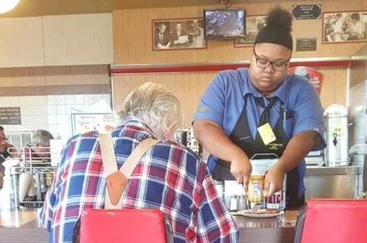 A Waffle House waitress whose act of kindness forever changed two lives ➤ Buzzday.info