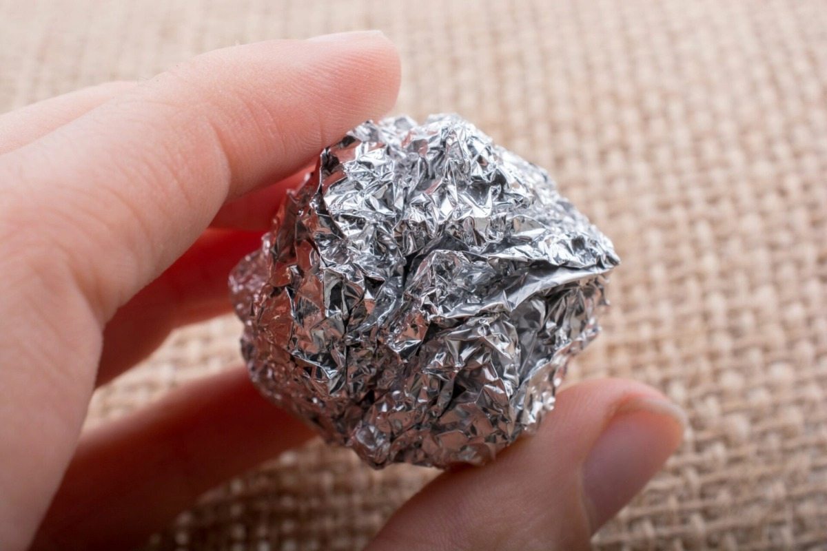 Posyp folię aluminiową solą i stwórz cud w kuchni