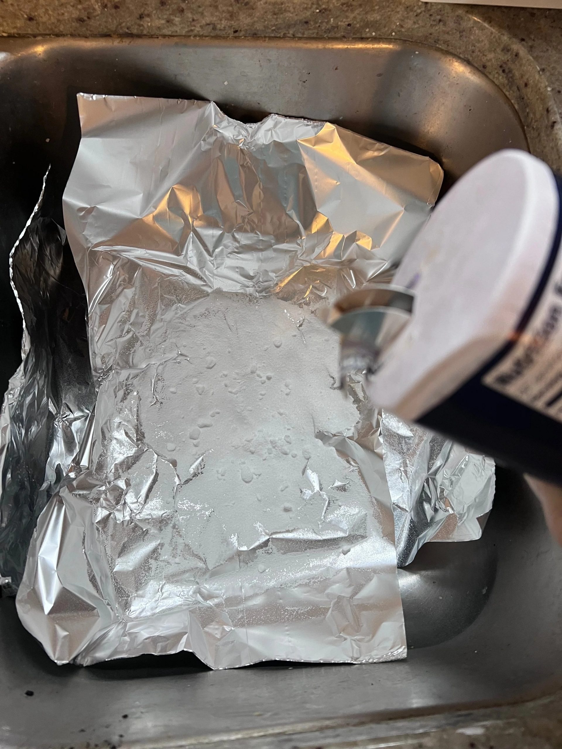 Sprinkle salt on foil and create a miracle in the kitchen