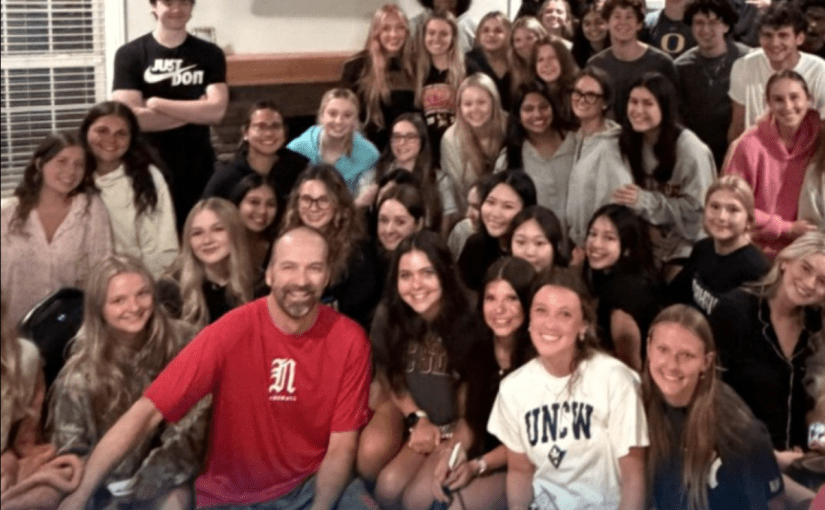 Graduates gave their principal an unforgettable surprise by sneaking into his home at dawn ➤ Buzzday.info