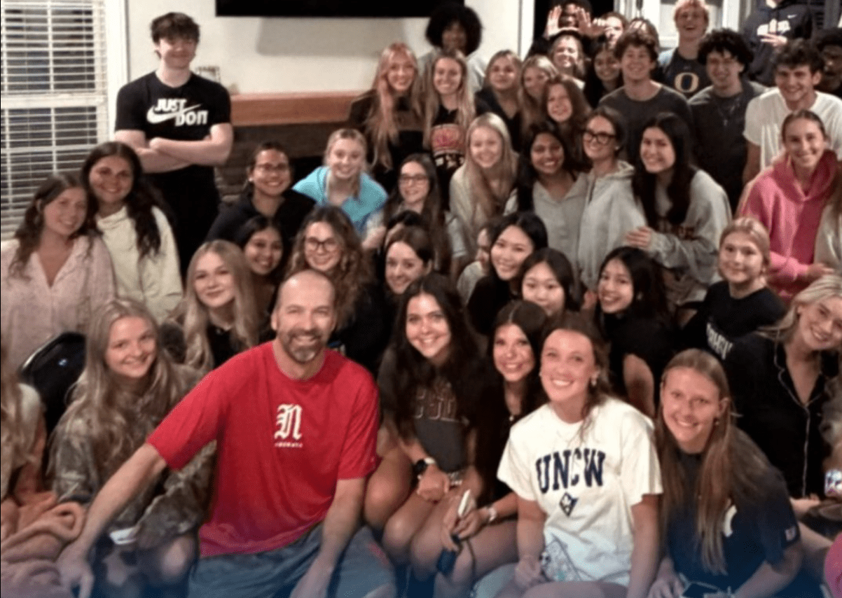 Graduates gave their principal an unforgettable surprise by sneaking into his home at dawn ➤ Buzzday.info