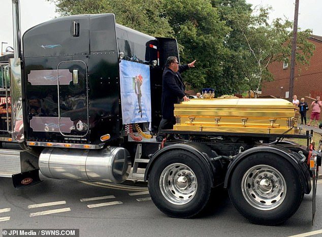 All’interno del funerale da un milione di dollari di un re rom: televisori, oro e ville sotterranee! ➤ Buzzday.info