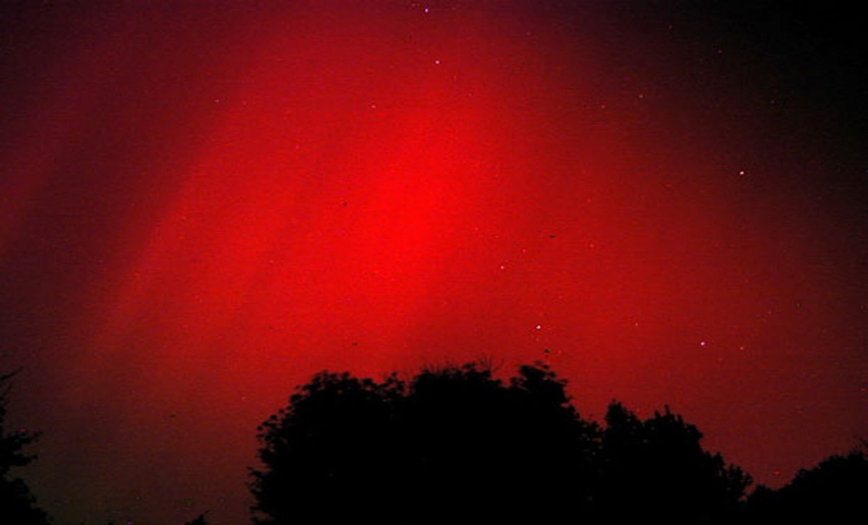 He Followed a Strange Red Light — What His Camera Captured Led to an Incredible Discovery