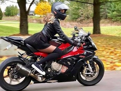 6 Reasons Women on Bikes Always Stand Out