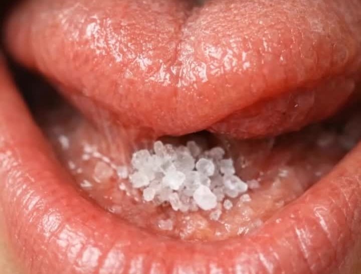A Pinch of Salt Before Bed: Why Do People Place It Under Their Tongues and Does It Really Work? ➤ Buzzday.info
