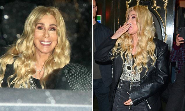 Fans zoomed in on a new photo of Cher—and spotted a strange detail on her stomach ➤ Buzzday.info