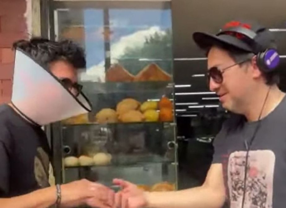 VIDEO: The “Champion” was forced to pay the bet and walk the streets with a “cone of shame.” ➤ Buzzday.info