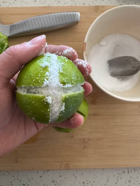 Why do people sprinkle lemon with salt and pepper? The reason is surprising!