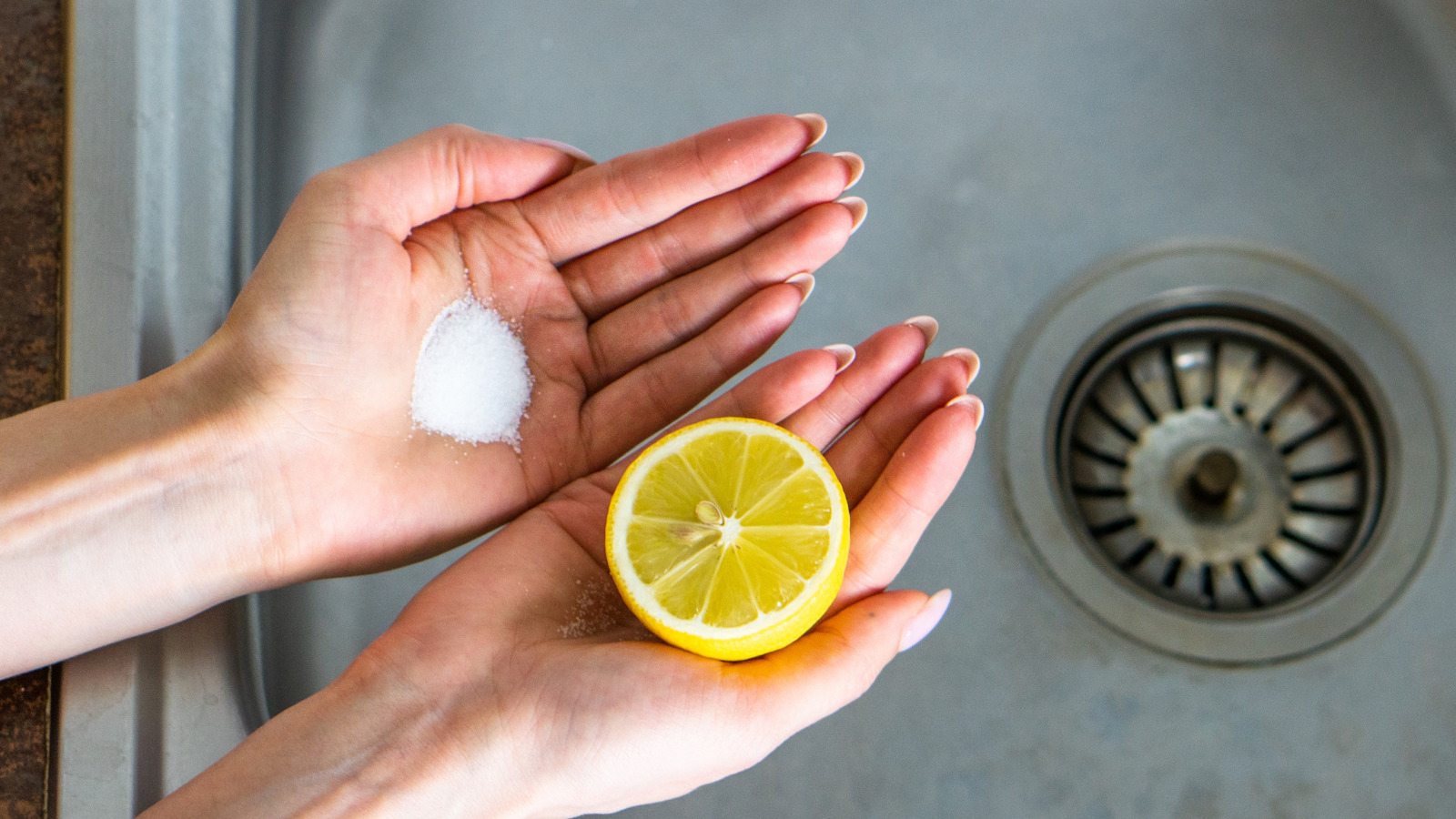 Why do people sprinkle lemon with salt and pepper? The reason is surprising!