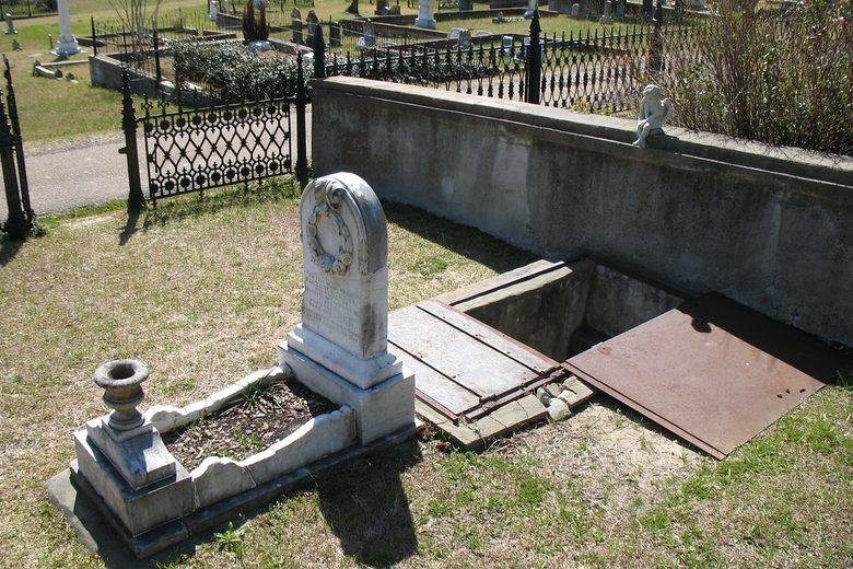 She received an envelope at her daughter’s grave ten years later—and what was inside changed everything