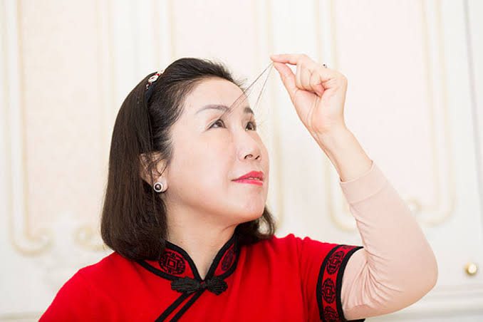 Her eyelashes grew to 20.5 cm—doctors found no explanation