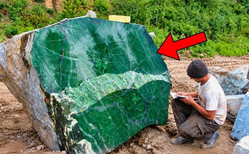 A man discovered an 800-pound emerald—and was forced into hiding, fearing for his life ➤ Buzzday.info